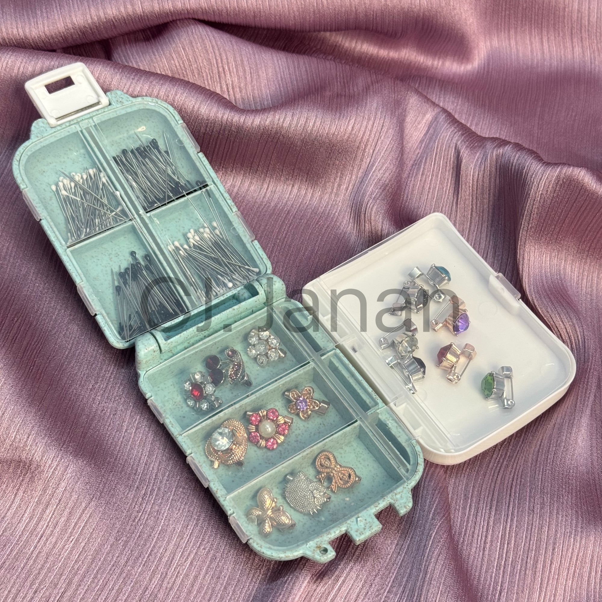 Pins Organizer Storage Box (Including Pins)