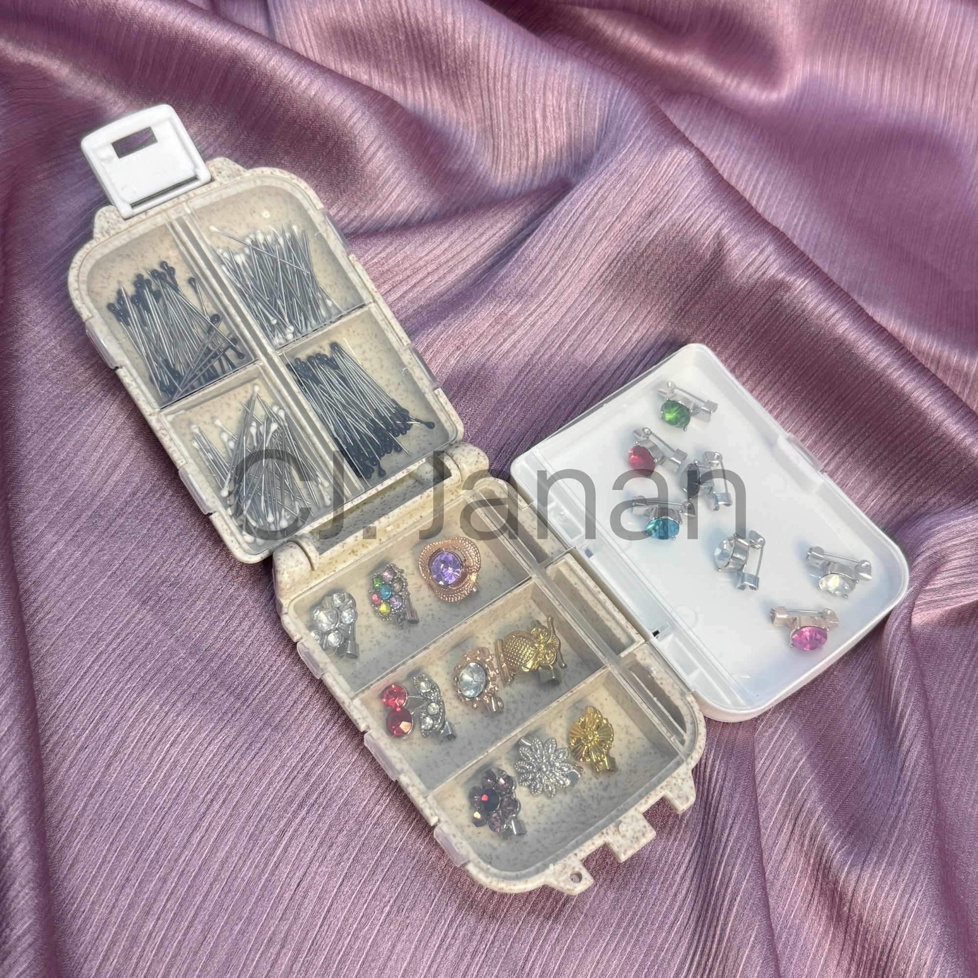 Pins Organizer Storage Box (Including Pins)