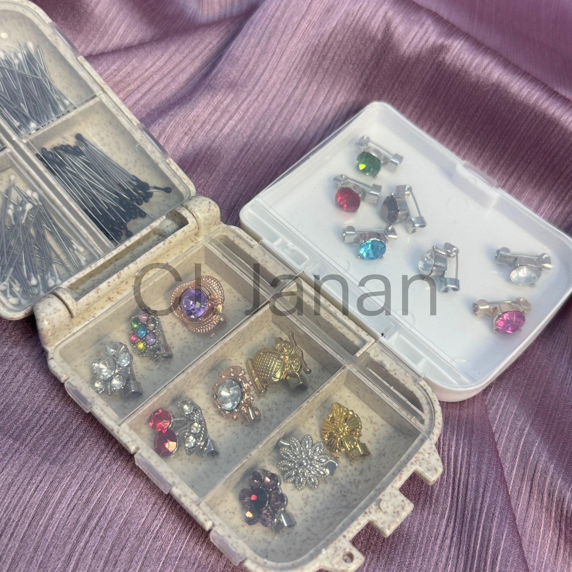 Pins Organizer Storage Box (Including Pins)