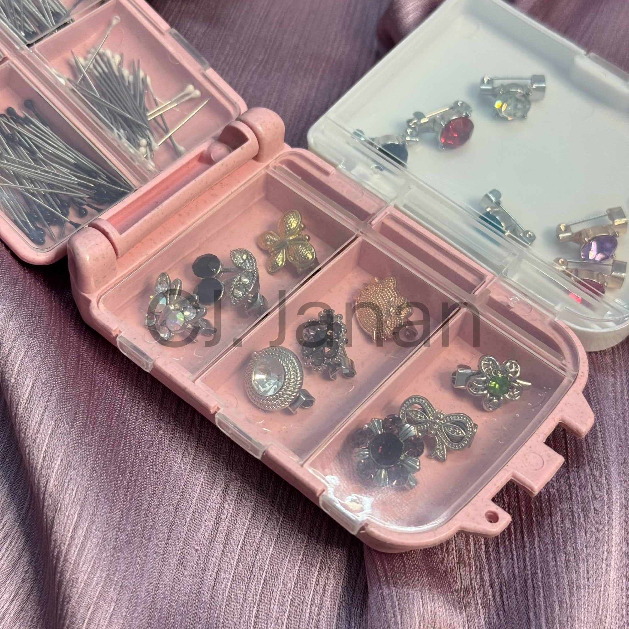 Pins Organizer Storage Box (Including Pins)