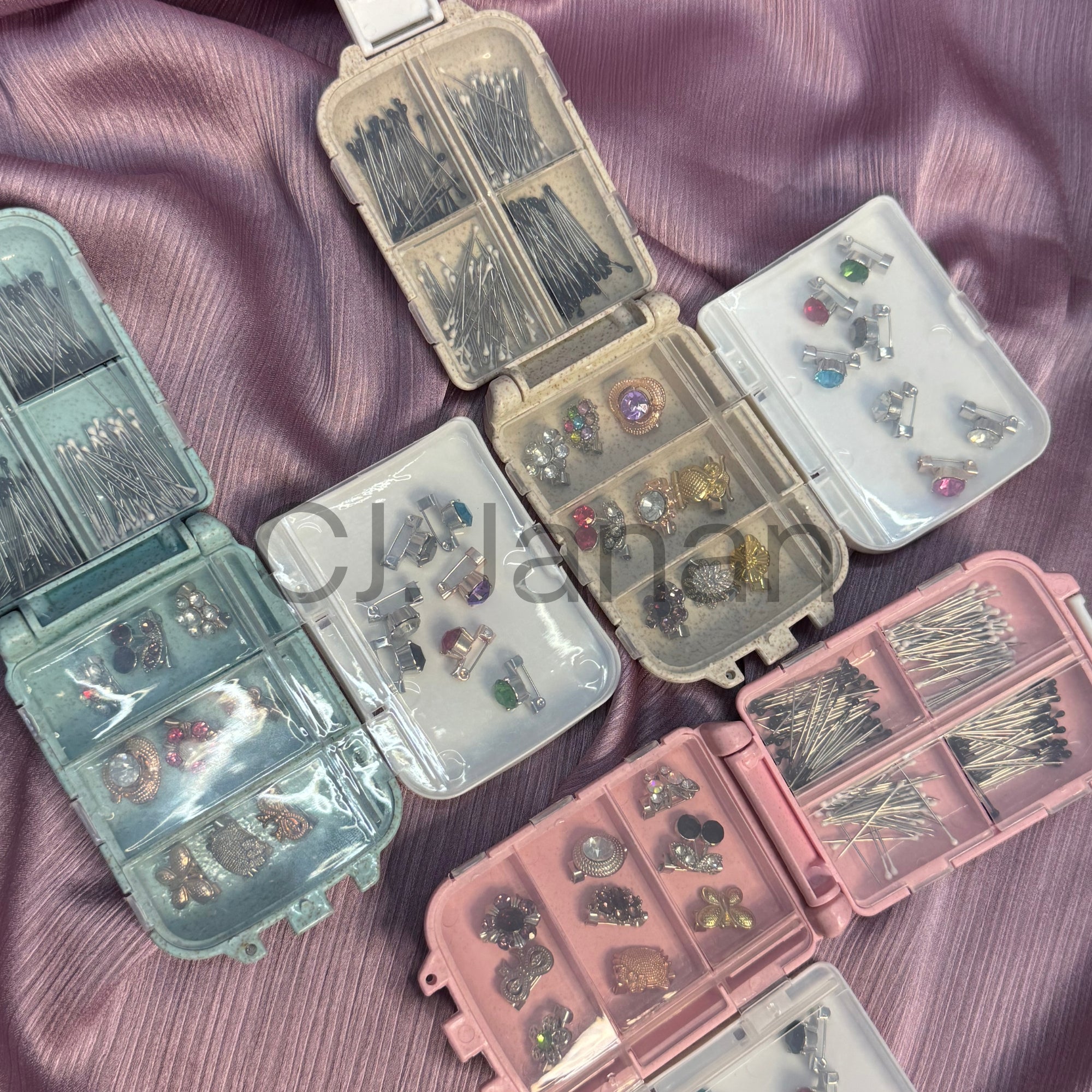 Pins Organizer Storage Box (Including Pins)